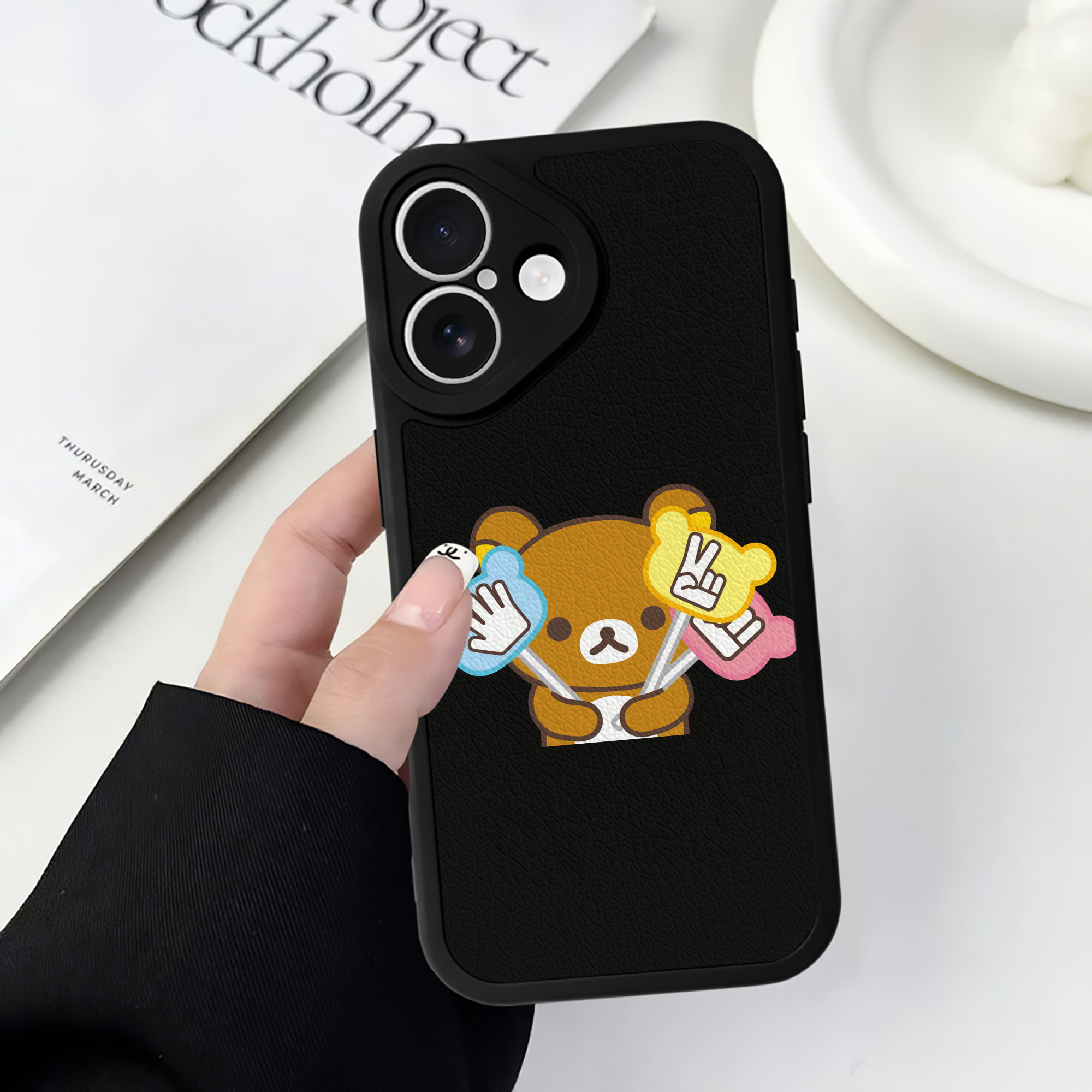 （画像用） リラックマ リラックマ キイロイトリ Rilakkuma Korilakkuma Kiiroitori 【iPhone 16シリーズ対応】シリコンスマホケース（レザー調） 材質：シリコン